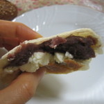 とらやベーカリー - ①を割ってみると、クリームチーズが！