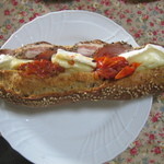 とらやベーカリー - ②イチオシ、バゲットサンド（パストラミ・ブリーチーズ・ドライトマト）