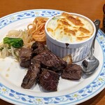 ちいさなフライパン - 日替わりランチ（サイコロステーキ、ホタテとほうれん草のグラタン）