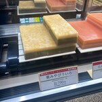 虎屋ういろ - こんな風にショーケースに並んでいる