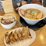 あさりスープの手もみラーメン チャイナポート - 