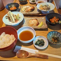 Japanese Restaurant KINZA - 青森サーモンだし茶漬け＆カレイ柚子西京焼き＆黒舞茸の天ぷら御膳①