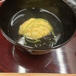 本湖月 - 椀物　月とスッポン
      　とうもろこしとシラサエビのしんじょう、
      　能登のもずく、柚子、スッポン出汁