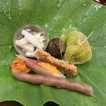 本湖月 - 里芋の葉に八寸
      　渡り蟹、里芋・納豆味噌、熊本の新銀杏
      　生干しばちこ、茗荷のゆずき、新蒟蒻の揚げ物
      　嬉野のインゲン豆