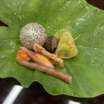 本湖月 - 里芋の葉に八寸
      　渡り蟹、里芋・納豆味噌、熊本の新銀杏
      　生干しばちこ、茗荷のゆずき、新蒟蒻の揚げ物
      　嬉野のインゲン豆