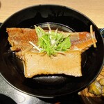 魚然 - 赤魚の煮付けには厚揚げがドーン