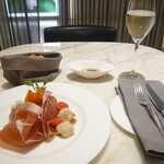 ブルガリ イル・カフェ - 生ハムとローズマリー・フォカッチャ　3600yen　ノンアルコールスパークリングワイン　1200yen