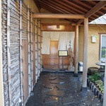 日本料理くらよし - 門をくぐって､玄関までのアプローチ､打ち水が気分を高めます