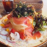 イリヤプラスカフェ - 生ハムサラダパンケーキ　2000円