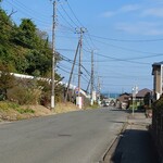 ダ・ルイジ - バスが遠くに見える。日高町三丁目バス停から日立駅まで約30分。日中は2時間に1本の路線だが、ここまで計算してのランチ時間予約。すべてが完璧な一日だ (⁠^⁠ ⁠^⁠*⁠)⁠/