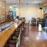 長澤珈琲 - 店内もとてもキレイ　カウンターにたくさんのティーカップが