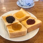 長澤珈琲 - 珈琲が出てきてから、メニューではなく、トーストの提供があります(o^－^o)　ジャム４つチョイス！