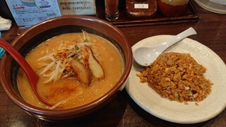 蔵出し味噌 麺場壱歩 - 北海道味噌らーめんと半炒飯