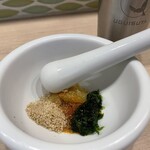 鶯屋 - 生七味　胡麻や生海苔を混ぜて、後から味変。和風感が増して、辛味も適度、これは美味しい。