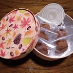 クラブハリエ - 箱の中は6つのマロンヴァニーユが入ってます。