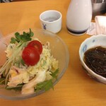 亀や - お通しのもずくと、サツマイモのポテサラ、美味しい