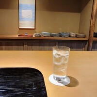 富小路 やま岸 - カウンターに座ってまず芋ソーダ