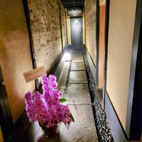 富小路 やま岸 - 客室へのアプローチに８周年お祝いの花
