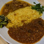 スパイスバル コザブロ - 手前ラムキーマ、奥チキンカレー