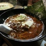 らぁめん屋台　とん豚 - 辛子ラーメン（600）/奥・とんこつラーメン（450）