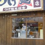 Takemoto Shouten Tsukemen Kaitakusha - 外から見る事のできる製麺室で、毎日無添加の麺を打っています。