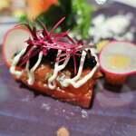 ラ・ロシェル - シルクサーモンの燻製、キャビアのせ