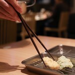 博多天ぷら たかお - 揚げたての天ぷらをボールに入れて運んでくれます