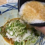 丸亀製麺 - 麺を食べ終わったらご飯ととろろ投入