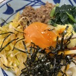 丸亀製麺 - 玉子は贅沢に黄身だけ