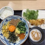 丸亀製麺 - まぜ釜玉（並）740円（白ごはん付き）、とり天180円、とろろ（クーポン利用）