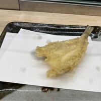 天一 ザ・ペニンシュラ東京店 - キスは、天ぷらの定番だそう。天つゆと合う。