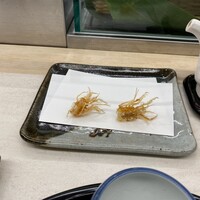 天一 ザ・ペニンシュラ東京店 - エビの頭。お塩と合わせて食べる。サクサクしていて、口の中でパリパリ。予約する時は硬いのかな？と思っていたのですが、当然ながらお口の中に刺さるようなことはありませんでした！