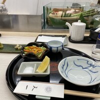 天一 ザ・ペニンシュラ東京店 - サラダと前菜盛り合わせ。サラダはとっても甘かったです。程よい酸味のタレとのバランスが素敵でした。前菜はエビとアボカドの和え、お魚(？)豆腐巻きでした。