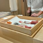 寿司と日本料理 新宿 よねがみ - 握り準備中の１番手の握り手。