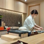 寿司と日本料理 新宿 よねがみ - カウンター握り２番手は若い女性です。