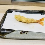 Tenichi - エビ。2匹。レモンをかけてお塩につけて食べる。衣はサクサク、中はジューシー！