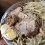 ラーメン富士丸 - 分厚い凶暴な豚は2塊。