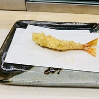 天一 ザ・ペニンシュラ東京店 - エビ。2匹。レモンをかけてお塩につけて食べる。衣はサクサク、中はジューシー！