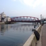 宿の前からいろは橋を見る