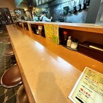 洋食の店とん助 - カウンターと奥にテーブル