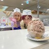 おまめよしこのかき氷 - 料理写真:ピント泥棒のおまめさんとすなみさん　何故か京阪の店員さんの帽子を被っている