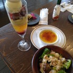 CAFÉ de ROMAN - 葡萄のパフェ、南瓜のクレームブリュレ、ツナと海老のサラダ