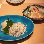 すし処 きみ - 左：“湘南“シラスおろし（４２０円）　右：酢の物盛り合わせ（１２６０円）