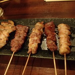 おか田 - 右からハツ、ぼんじり、砂肝、ひざ軟骨、かしら、手羽先