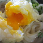 あやうた製麺 - 半熟たまごの天ぷら　割り～♪