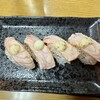 すし嘉 - サーモン炙り　寿司飯も焦げてます