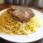 Ra Taberuna - 牛肉の薄切りステーキ バターライスとスパゲッティ添え