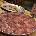 Taishuu Horumon Yakiniku Kemuriki - 名物とろタン　¥880
                        これで1人前　びっくり