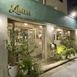 Brasserie Laiton - グリーンの外観が印象的な店
