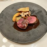 Brasserie Laiton - 蝦夷鹿モモ肉のロティ ポワヴラード・ソース カカオ風味